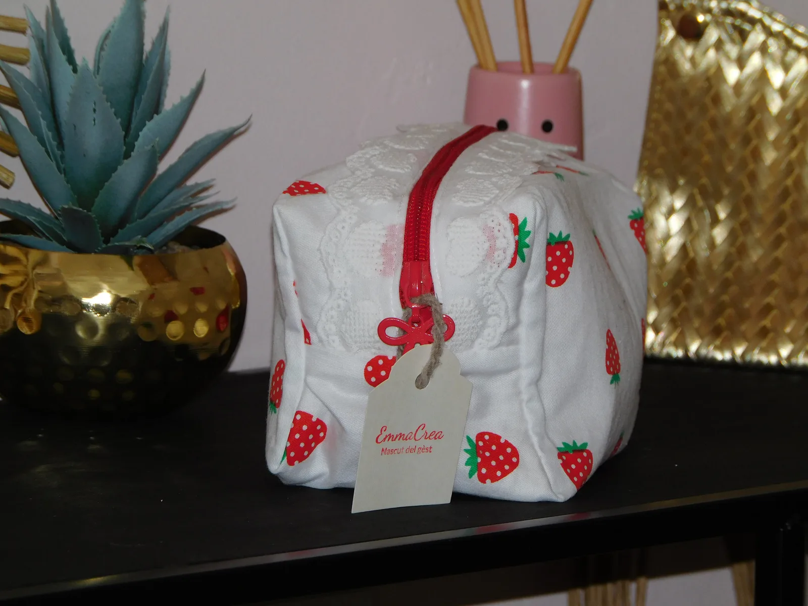 Trousse de toilette – fraise & dentelle