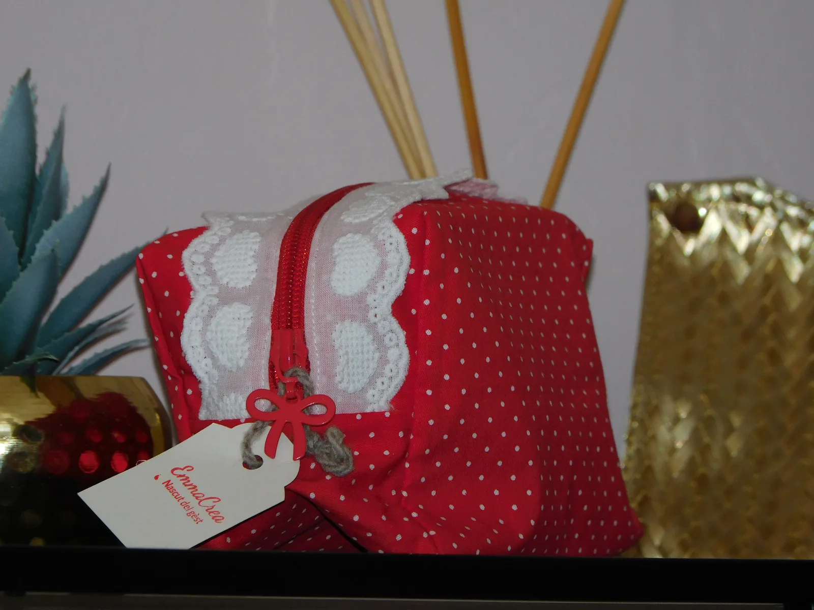 Trousse de toilette rouge – mini pois blanc & dentelle