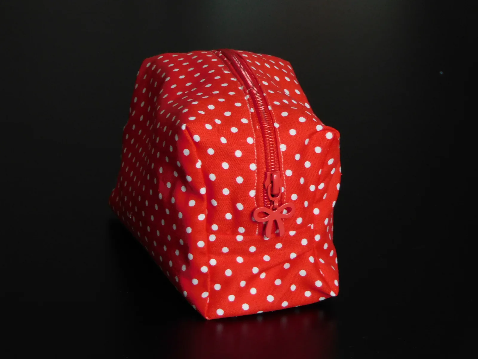 Trousse de toilette – rouge à mini pois blanc