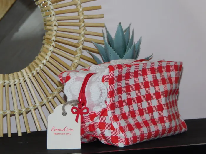 Trousse de toilette – vichy rouge & dentelle