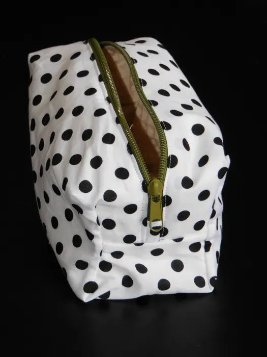 Trousse de toilette – pois noir, kaki